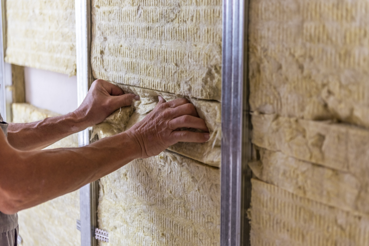 Pose de panneaux isolants rigides par l'intérieur pendant la construction d'une maison.