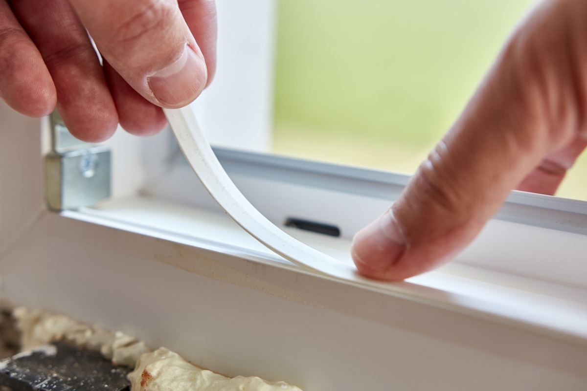 Installation d'un complexe isolant Unilin Une personne posant des complexes isolants Unilin afin de procéder à l'isolation par l'intérieur (ITI) de sa toiture.
